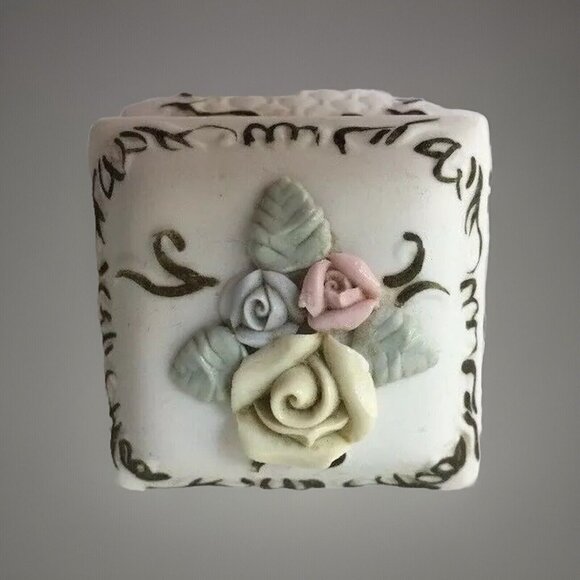 Vintage UCGC Trinket Box Porcelain Bisque Dresser Pill Jewelry Flowers Korea - Picture 9 of 12